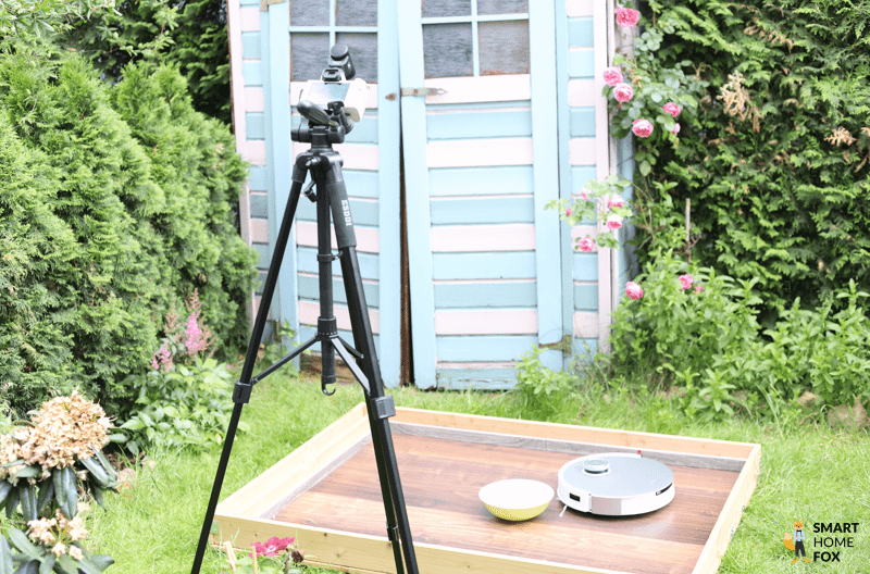 Verschiedene Schmutzarten werden beim ECOVACS DEEBOT T20 OMNI Saugtest auf dem Hartboden verteilt.